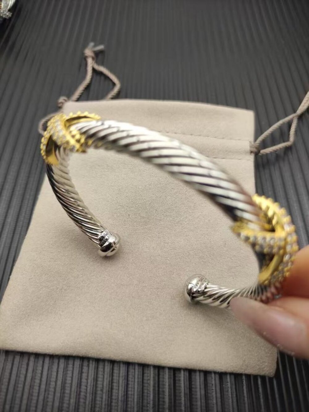 David Yurman's bracelet with a cross motif - Picture 4 of 6